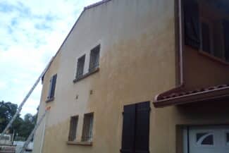 Nettoyage de façade en cours avec nacelle
