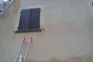 Fenêtre à volet roulant bois avec échelle posée au pied du mur