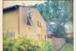 Échelle Appuyée Contre Une Façade Ocre Pendant Les Travaux