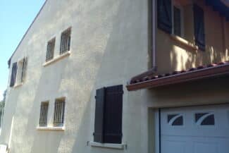 Maison à étage avec garage en cours de rénovation