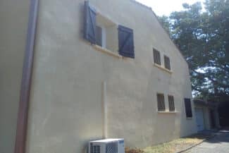 Façade beige d'une maison à étage après ravalement