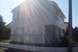 Façade d'immeuble éclairée à contre-jour par le soleil