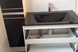 Meuble De Salle De Bains Posé Sous Un Miroir