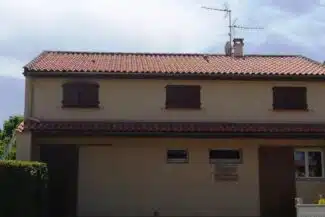 Maison à étage vue depuis la rue après travaux