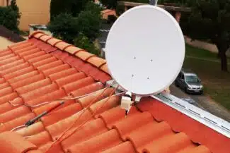 Antenne parabolique fixée sur une toiture rénovée