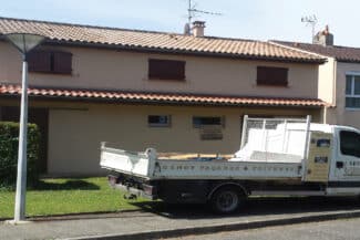 Camion Nacelle Devant Une Maison En Travaux