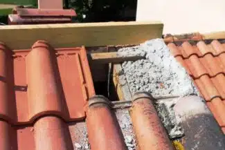 Faîtage et bord de toit en cours de rénovation