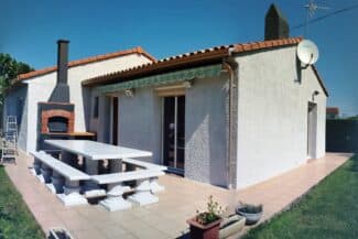 Terrasse Couverte Avec Barbecue Le Long D'une Maison En Tuiles