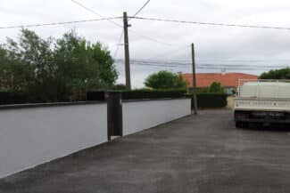 Mur de clôture rénové le long de la rue
