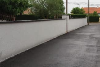 Mur De Clôture Clair Et Allée D'accès Après Travaux