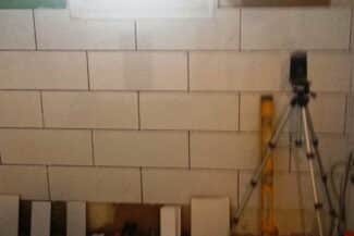 Mur de salle de bains en cours de carrelage