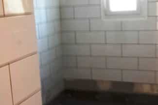 Mur de salle de bain en cours de montage