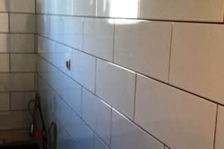 Faïence claire posée sur le mur d'une salle de bains