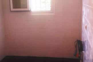 Salle de bains aux murs roses après rénovation