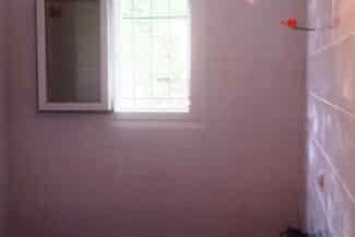 Salle de bain rénovée avec fenêtre