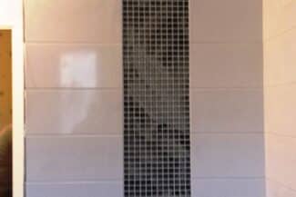 Mur de douche italienne carrelé en mosaïque