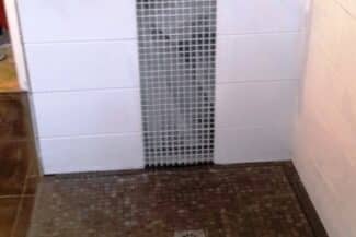 Douche italienne en construction avec faïence posée