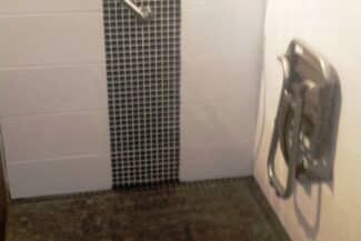 Salle de bain en cours de carrelage