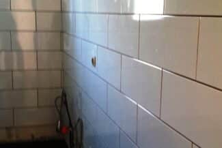 Pose de la faïence sur les murs d'une salle de bains