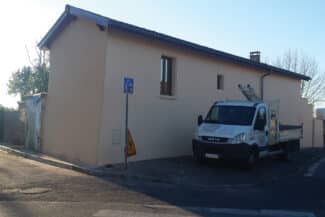 Maison rénovée avec fourgon de l'entreprise devant l'entrée