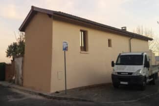 Maison Beige Rénovée Avec Utilitaire Garé Devant