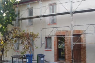 Échafaudage devant une façade en briques en cours de rénovation