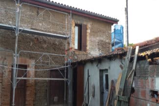 Échafaudage dressé devant une maison ancienne en rénovation