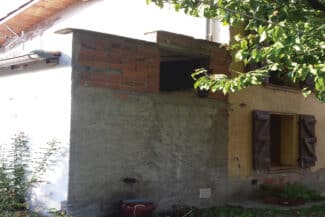 Mur ancien partiellement enduit pendant les travaux