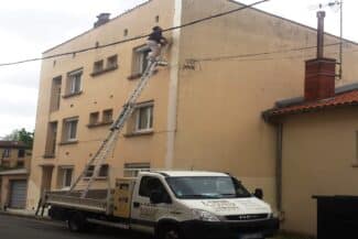 Immeuble Avec échelle Et Véhicule De Chantier Pendant Le Ravalement