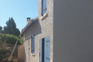 Maison en pierre et enduit avec volets bleus