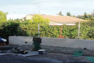Mur de clôture en cours de maçonnerie