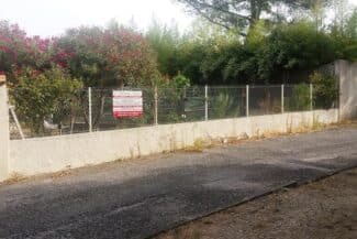 Mur de clôture avec pilier et boîte aux lettres