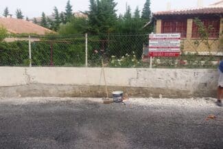 Maçon travaillant sur un mur de clôture en cours de construction