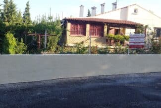 Mur de clôture terminé devant une maison