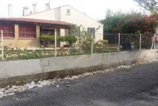 Mur de clôture longeant une propriété