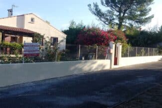 Mur de clôture terminé le long de la rue