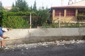 Maçon travaillant sur un mur de clôture en cours de rénovation
