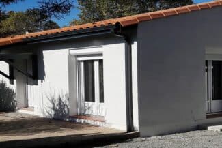 Maison de plain-pied en crépi clair après ravalement