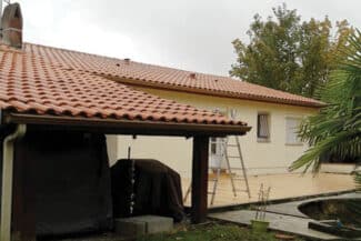 Maison de plain-pied et terrasse couverte après entretien de la façade