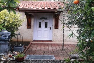 Entrée De Maison Avec Porte Blanche Après Ravalement