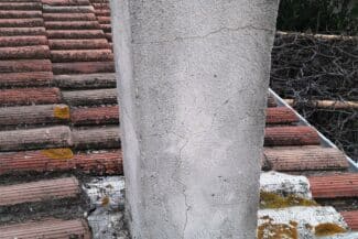 Souche de cheminée en cours d'abergement sur une toiture