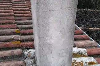 Souche de cheminée en cours d’abergement sur une toiture de Plaisance-du-Touch