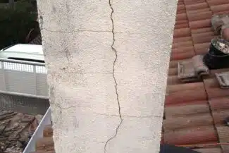 Fissure sur un élément de façade avant réparation, chantier de Plaisance-du-Touch