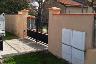 Muret et portail en fer forgé après rénovation