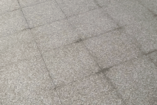 Dallage de terrasse encrassé avant nettoyage