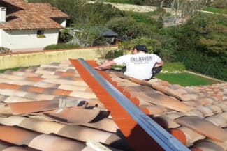 Rouleau De Closoir Et Outils Posés Sur Une Toiture En Cours De Faîtage