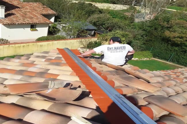 renovation-faitage-couvreurs-toulouse.com Rouleau de closoir et outils posés sur une toiture en cours de faîtage
