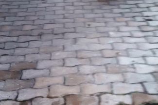 Allée pavée nettoyée devant une maison