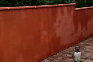 Mur extérieur rouge nettoyé et uniformisé