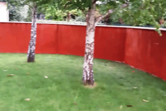 Mur extérieur rouge en cours de nettoyage au jet